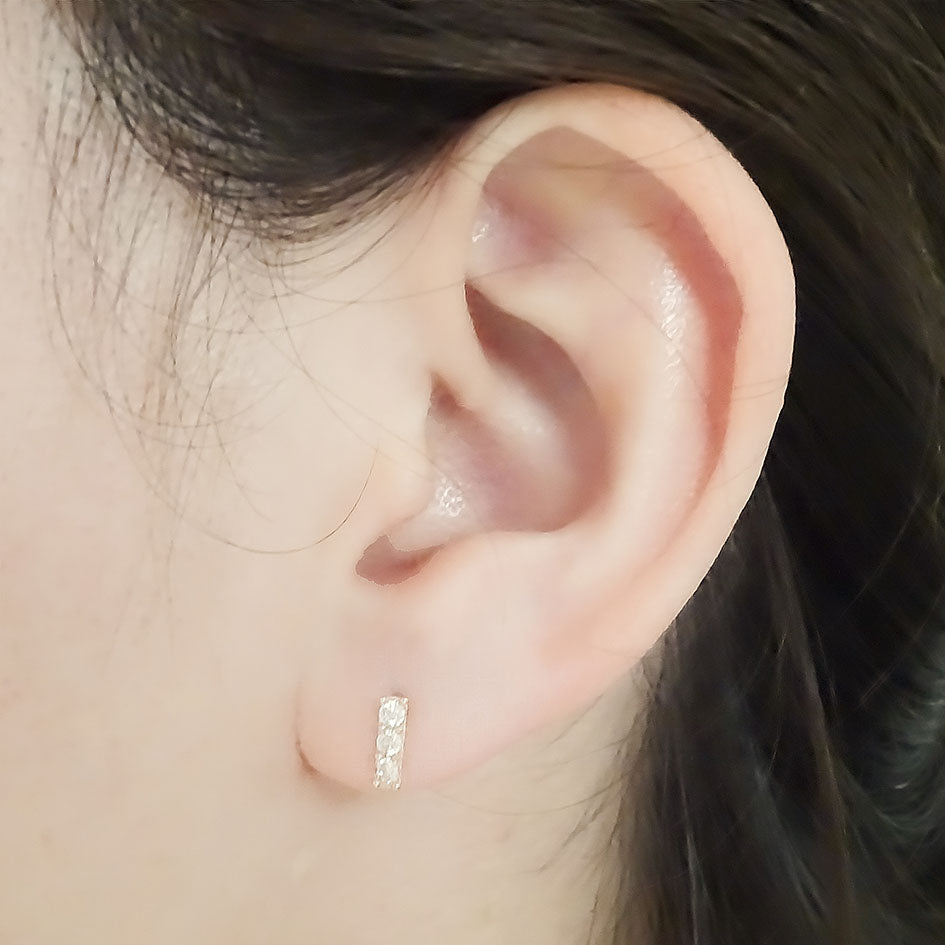 Amor Eterno - Broqueles Barrita 3 Destellos Aretes / Oro 10k
