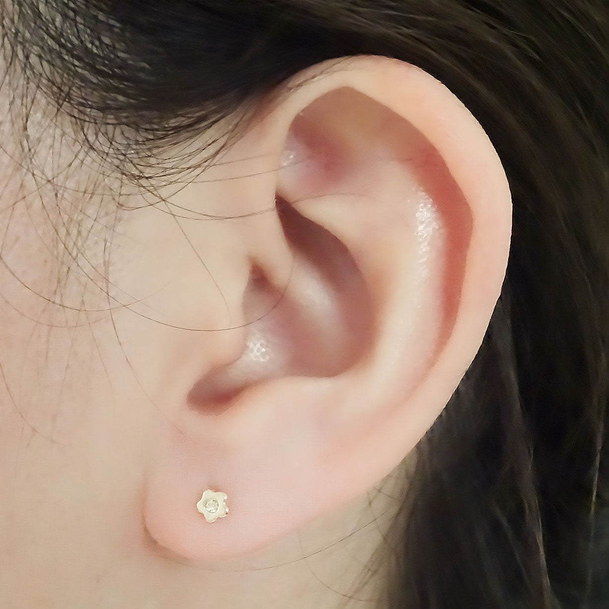 Amor Eterno - Broqueles Margarita Bebé / Aretes Oro 10k