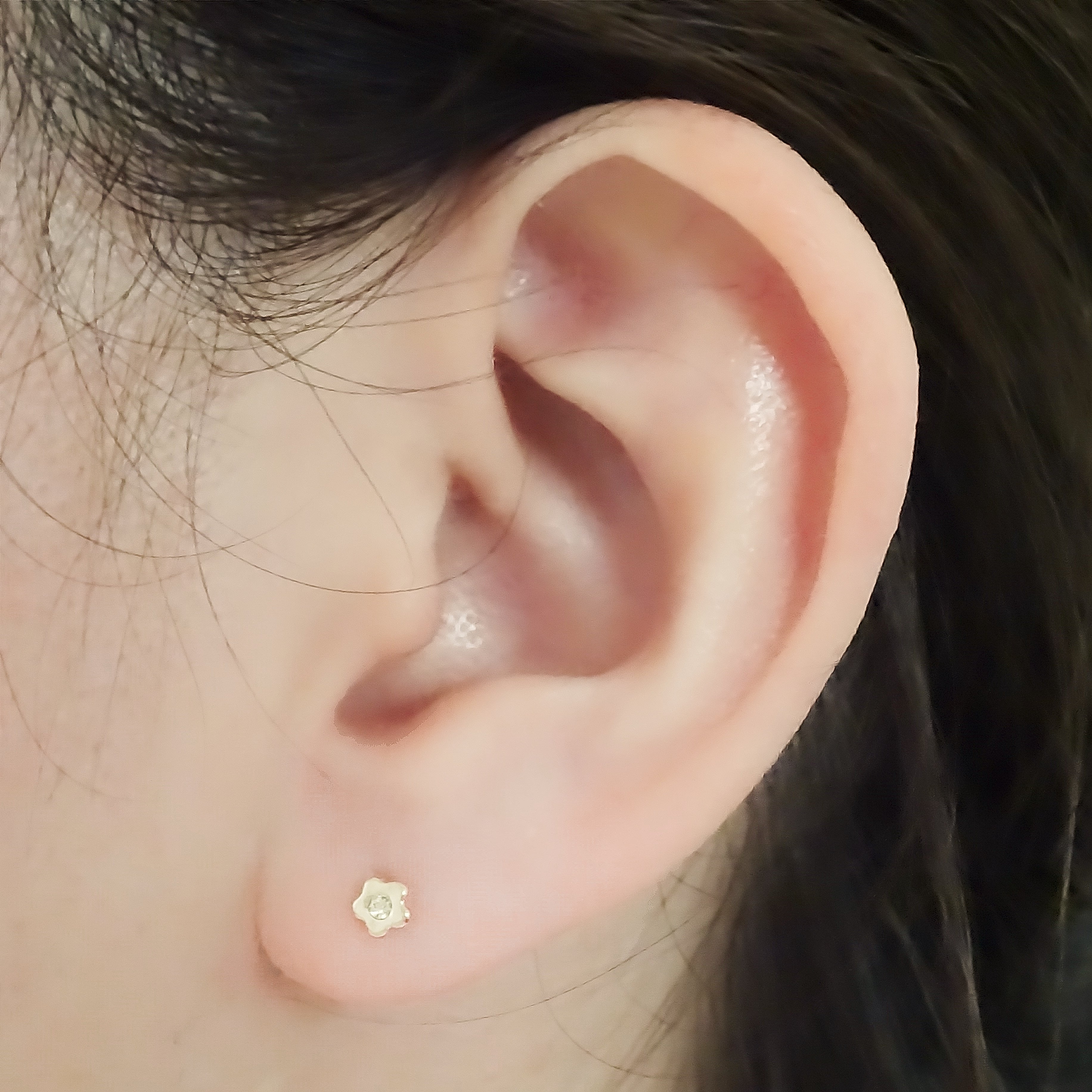 Amor Eterno - Broqueles Margarita Bebé / Aretes Oro 10k