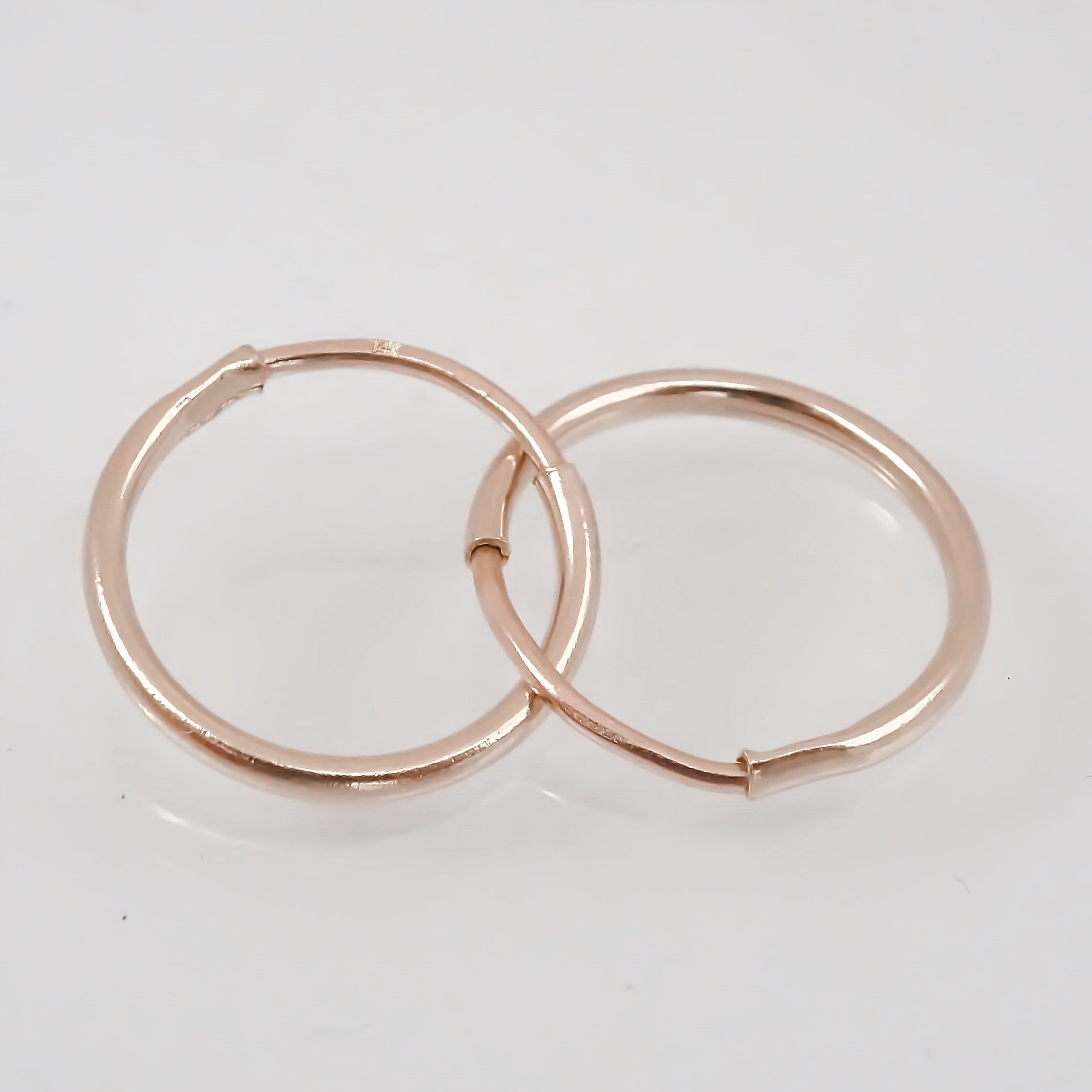 Arracada lisa 1 cm Oro rosa 14k.