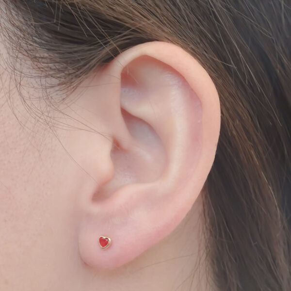 Amor Eterno - Broquel Corazón Bisel Mini Bebé Aretes Oro 10k - Rojo - Imagen 9